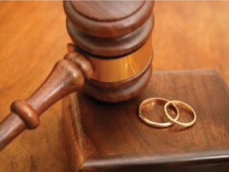 Mazo de madera y anillos de matrimonio en representación de matrimonios costarricenses